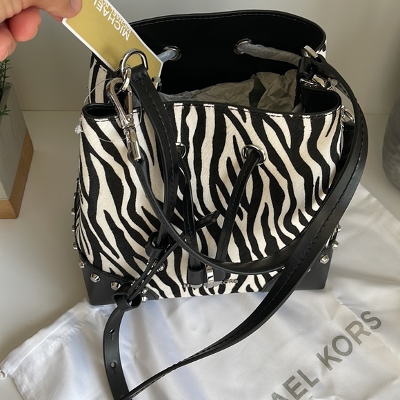 Michael Kors Mercer Gallery striped Convertible Bucket Shoulder Bag or crossbody - Picture 9 of 12